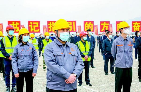 03现场的建设者精神抖擞、士气昂扬。